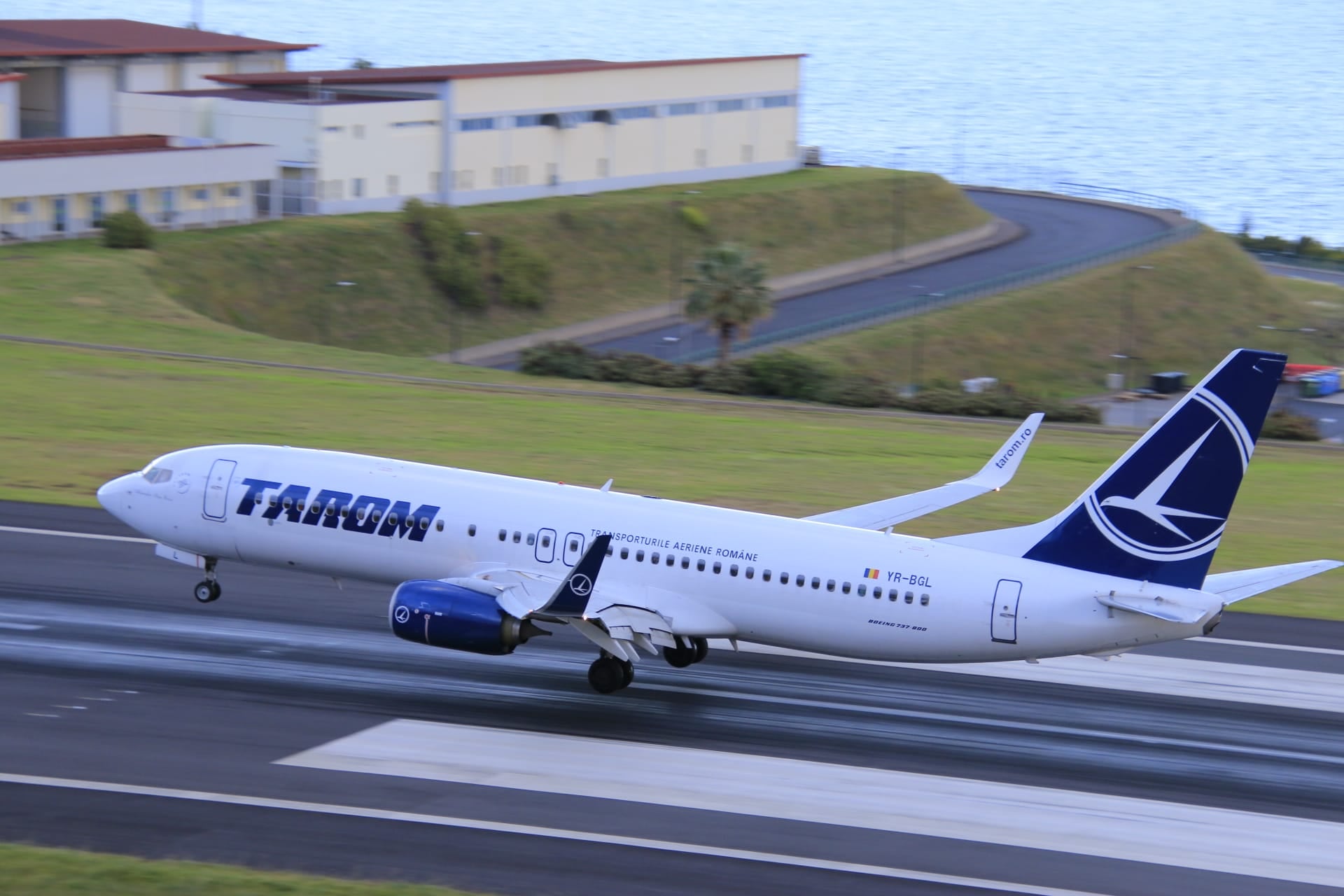 TAROM respinge acuzațiile de faliment lansate de senatorul Cristian Ghinea și vorbește despre sabotaj
