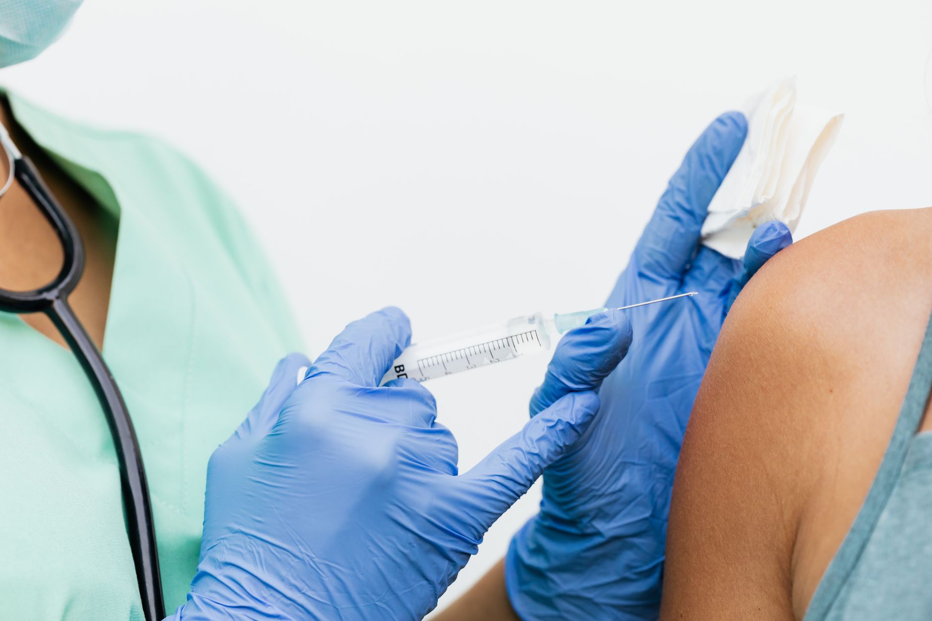 Începe campania de vaccinare antigripală: cine primește vaccin gratuit și cine beneficiază de reduceri