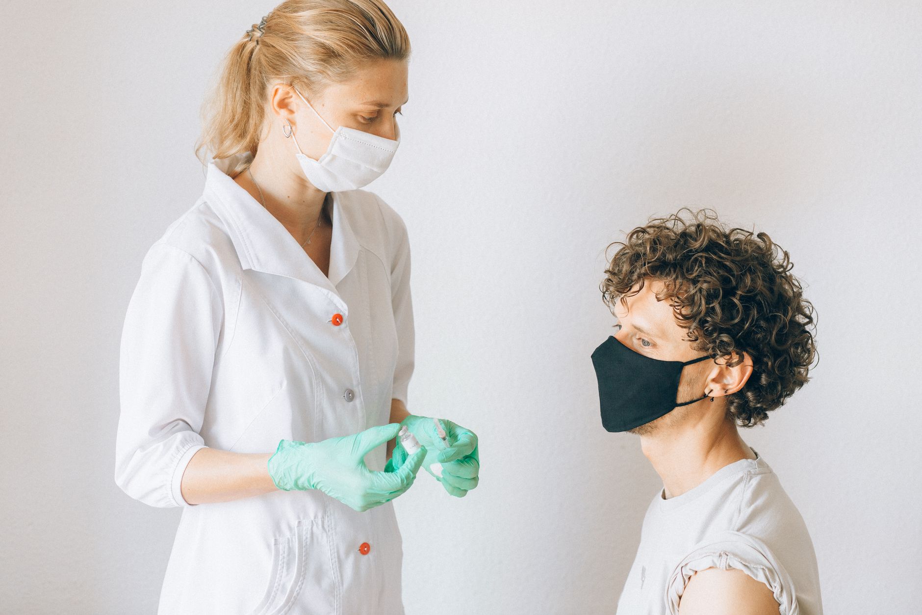 Începe campania de vaccinare antigripală pentru sezonul rece. Vezi cine beneficiază de imunizare gratuită