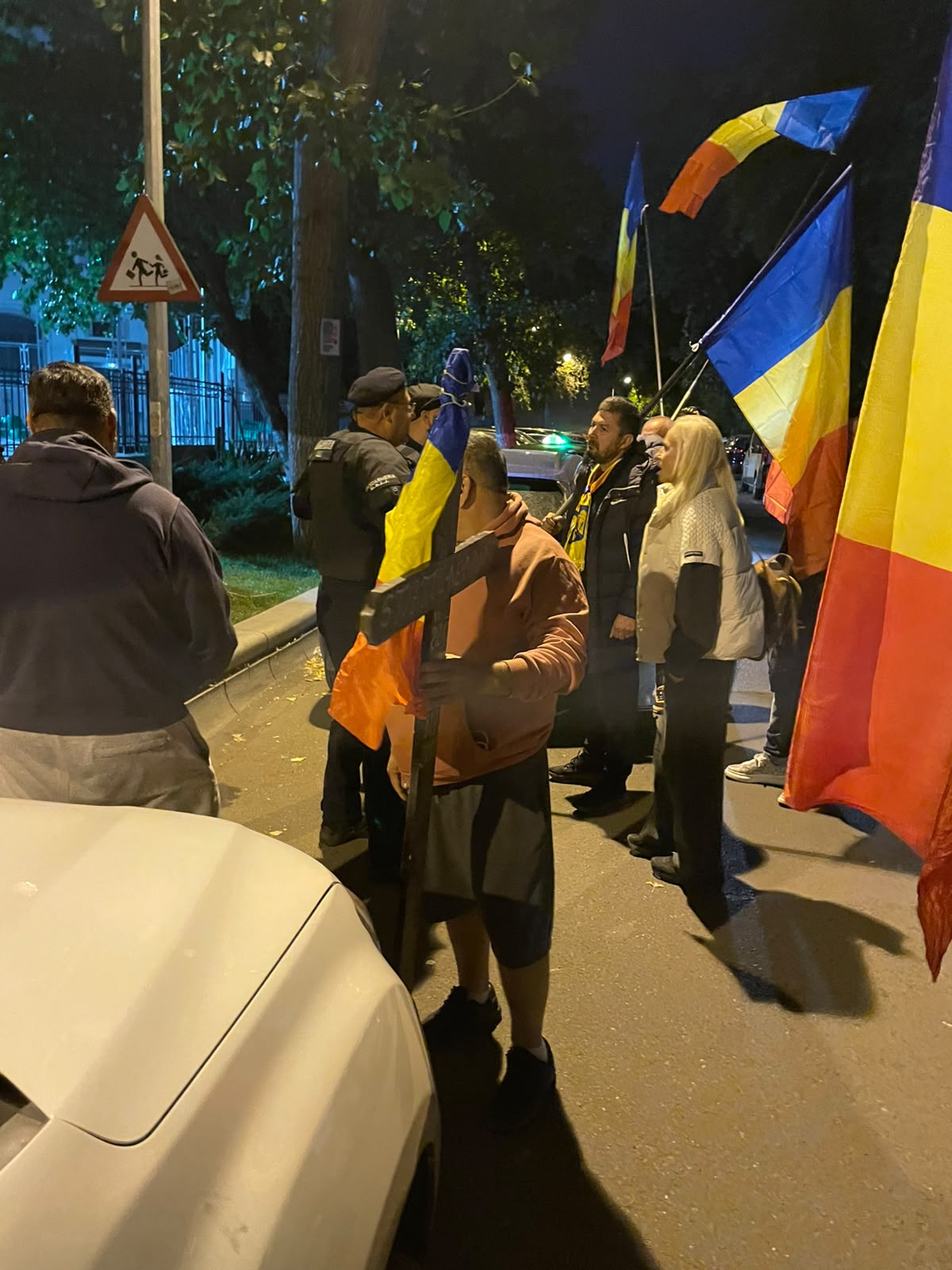 Zeci de sancțiuni aplicate de Jandarmerie susținătorilor lui Călin Georgescu în fața arestului central