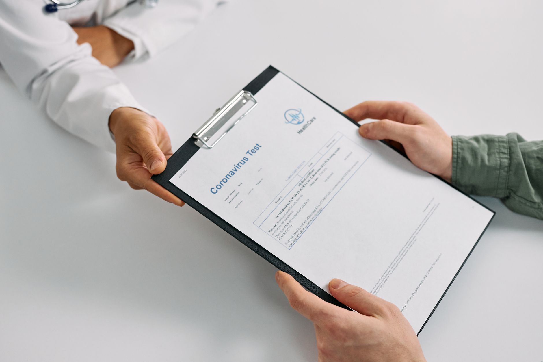 Cardul de sănătate și noua carte de identitate pot fi folosite simultan pentru servicii medicale în octombrie