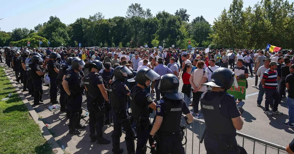 Confruntări violente în Piața Victoriei: Manifestanții au forțat cordonul jandarmilor