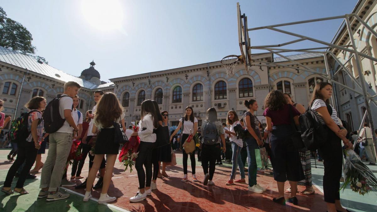 Elevii vor putea vota modelele de uniforme școlare, după discuții între Daniel Zamfir și reprezentanții părinților