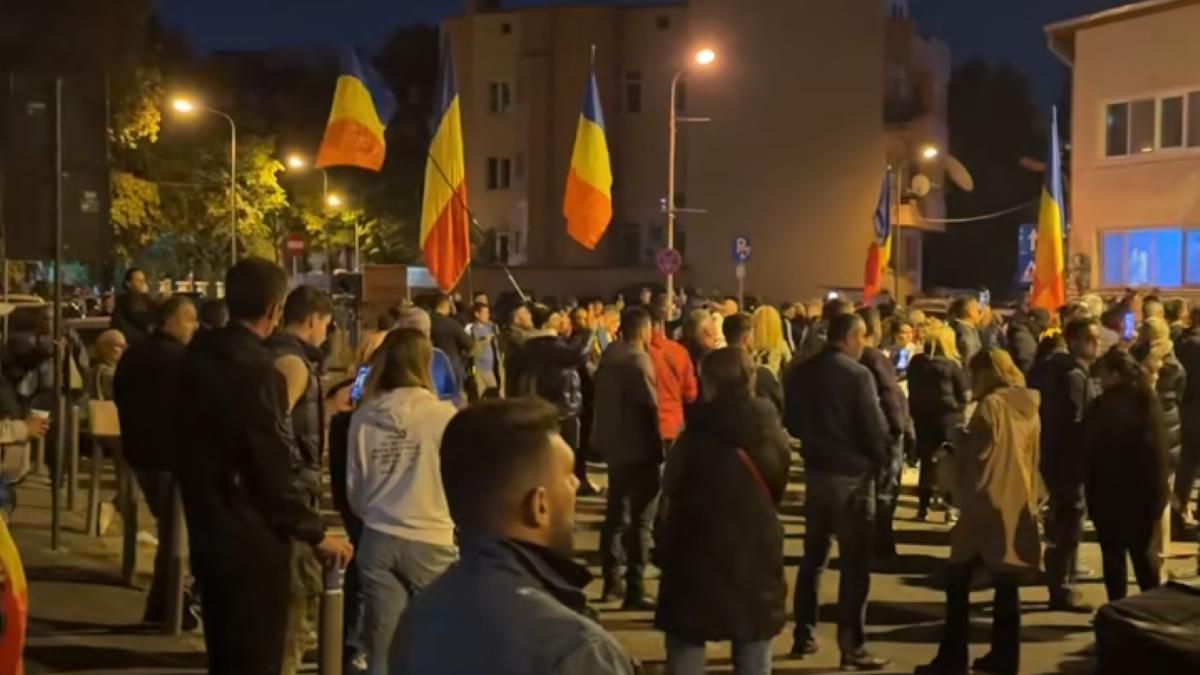 Zeci de sancțiuni aplicate manifestanților care cer eliberarea lui Călin Georgescu în fața Arestului Central