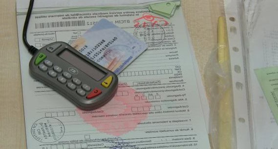 Se elimină obligația prezentării adeverinței de asigurat la medic. Verificarea online devine obligatorie