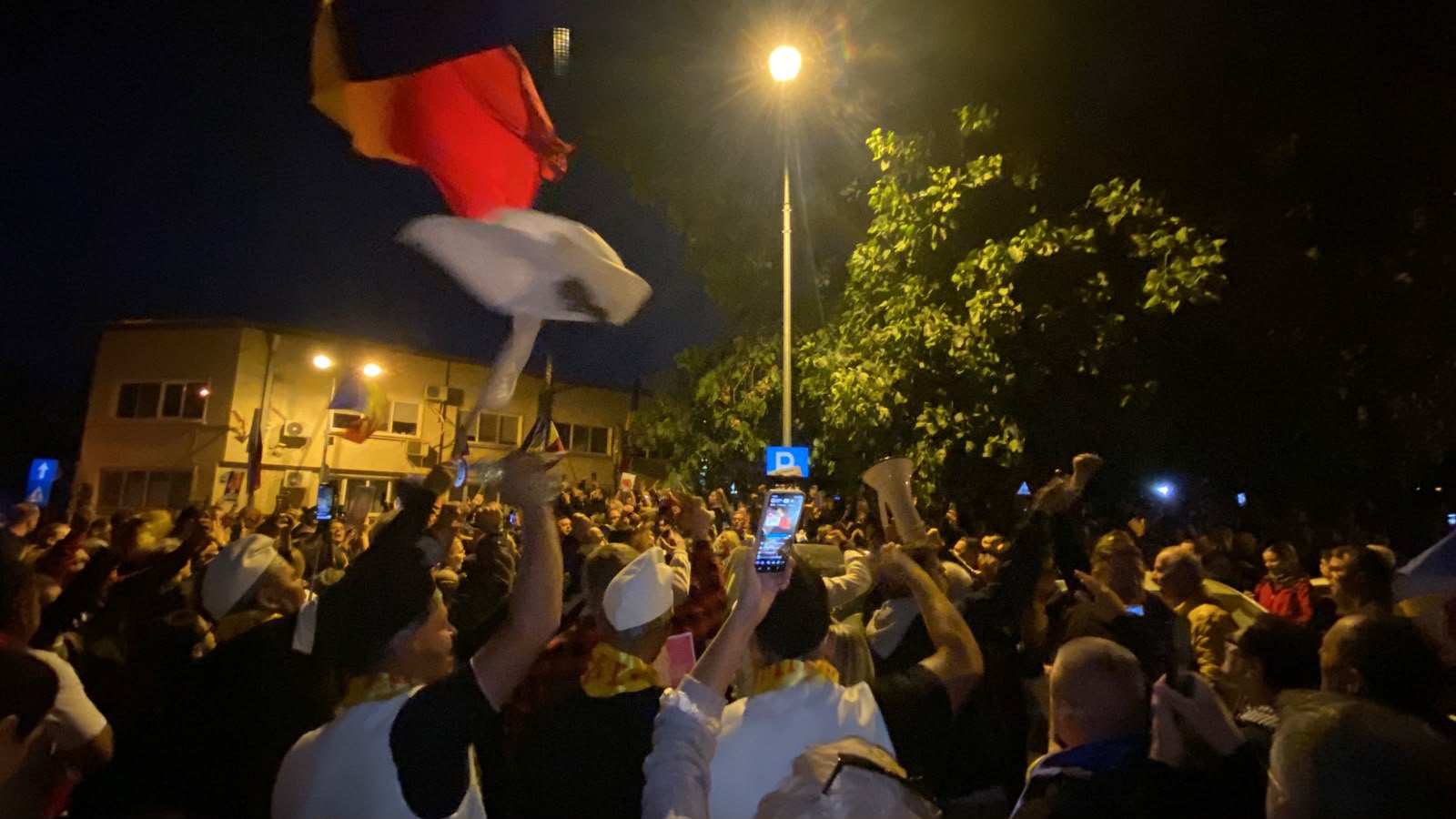Proteste în fața Arestului Central: Aproximativ 1000 de persoane cer eliberarea lui Călin Georgescu