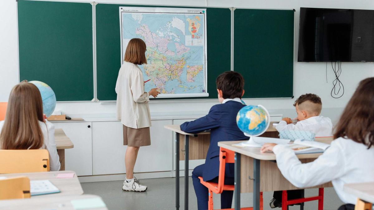 Modificări în evaluarea elevilor încep din anul școlar 2026-2027: Notele rămân, dar apar niveluri de performanță