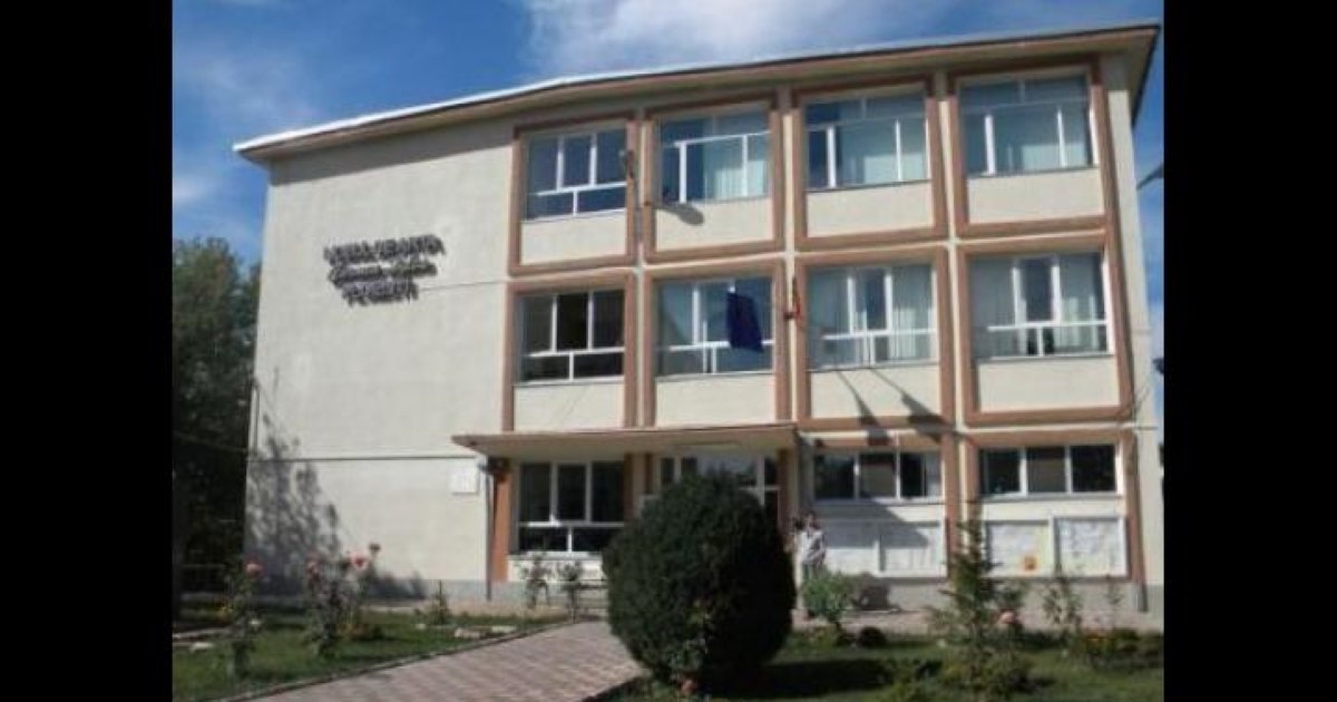 Scandal în curtea unui colegiu din Ploiești: tatăl unui elev a fost încătușat după un accident auto