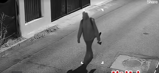 Bărbat filmat purtând un topor de mari dimensiuni pe străzile din Pitești. Poliția caută persoana respectivă