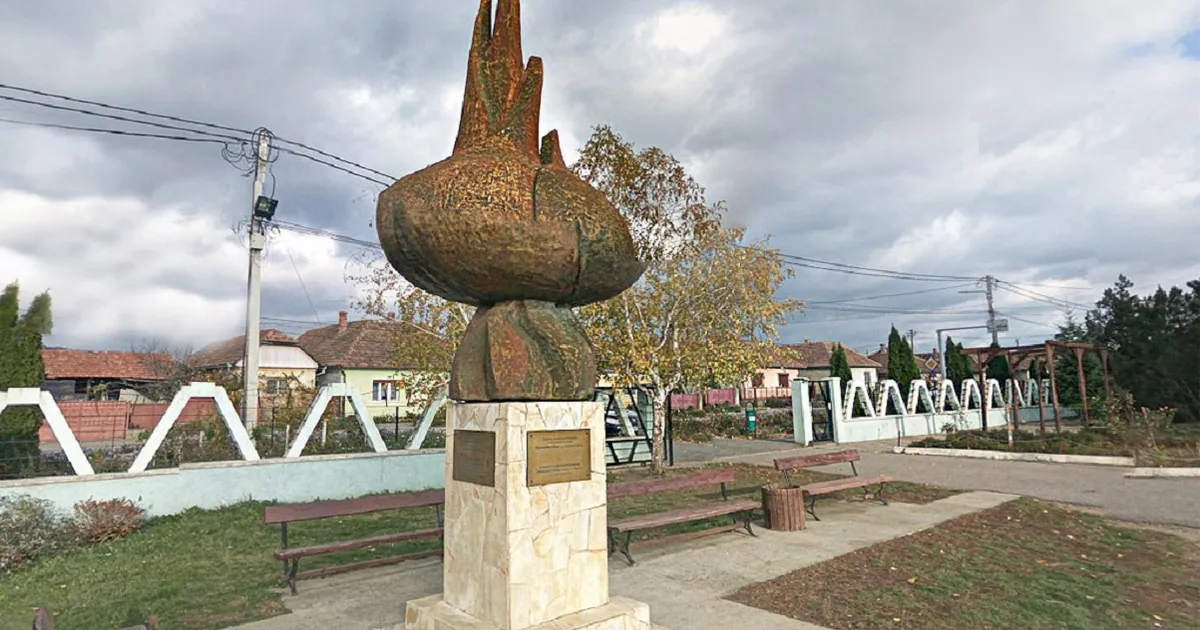 Monumentul cepei din Pericei: singura sculptură dedicată unei legume din România