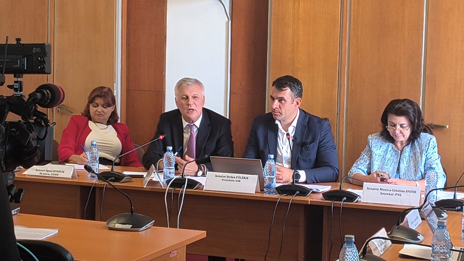 Tensiuni la comisia pentru uniformele școlare: Senatorul de la USR l-a numit neobrăzat pe Daniel Zamfir