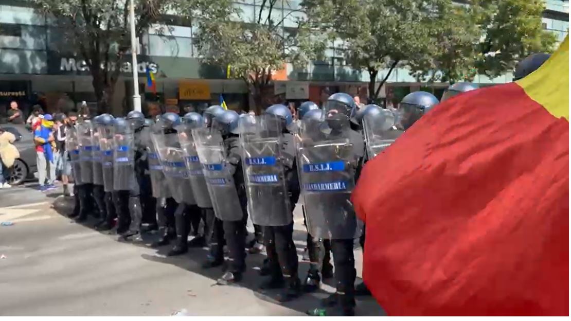 Tensiuni în Piața Victoriei: Jandarmii au folosit gaze lacrimogene în cazul protestului ciobanilor