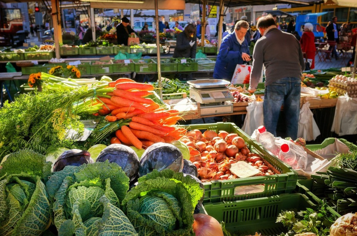 Legumicultorii rămân cu marfa pe tarabe, în timp ce cumpărătorii preferă supermarketurile
