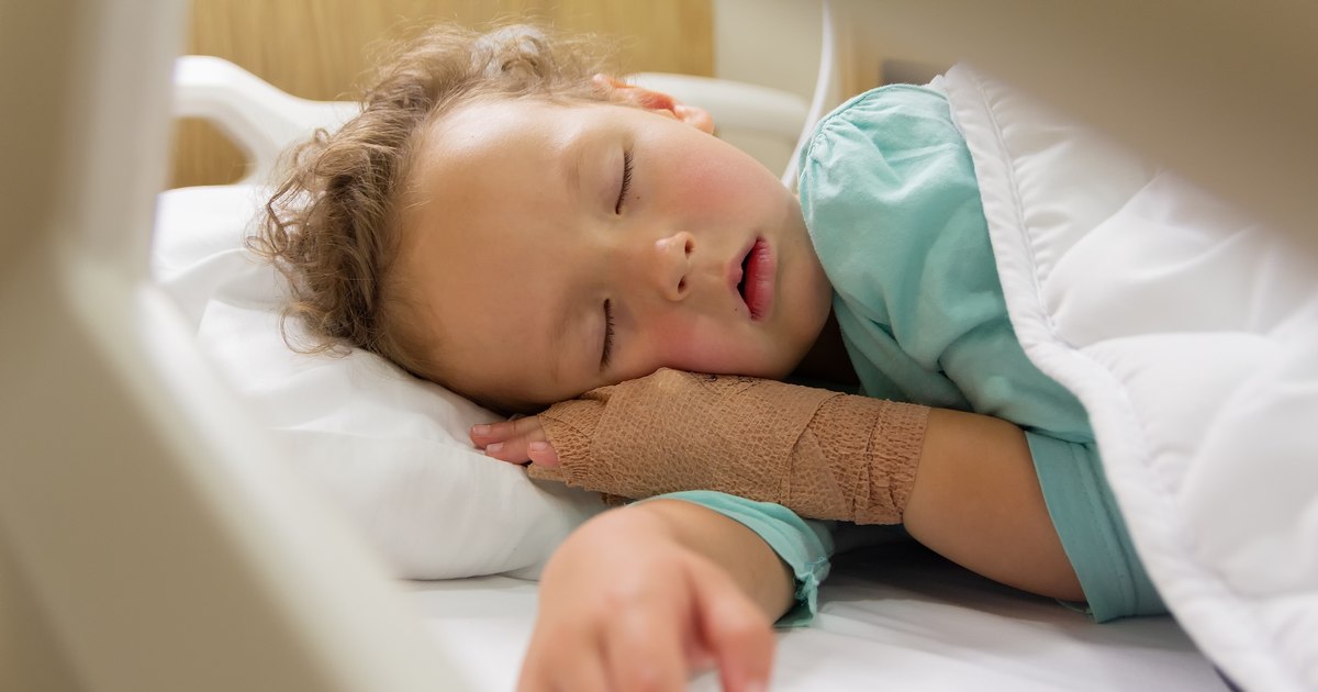 Terapie experimentală cu succes: un copil de 3 ani a scăpat de cancerul hepatic agresiv