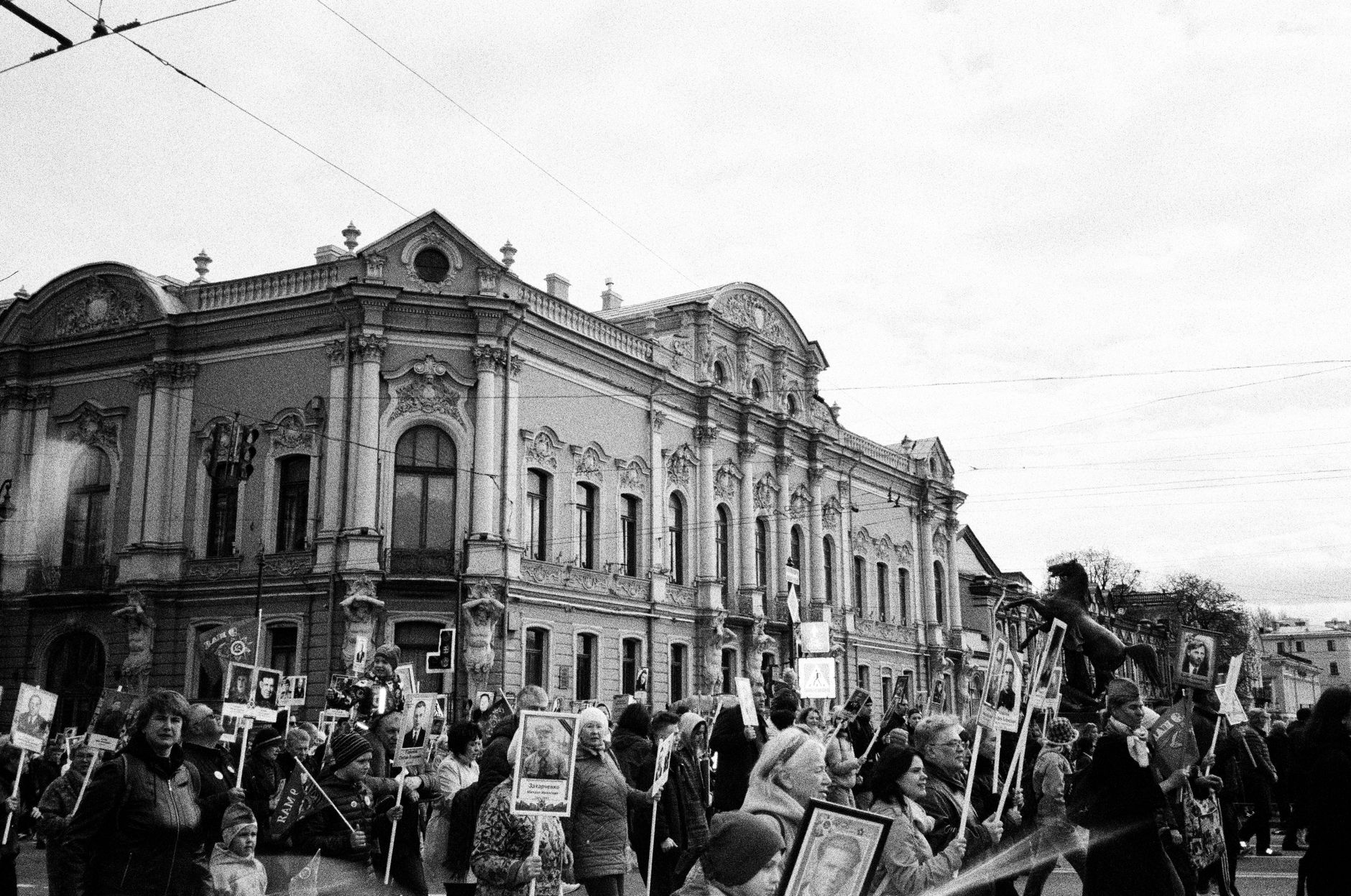 Peste 2.000 de simpatizanți protestează în fața Arestului Central pentru eliberarea lui Călin Georgescu