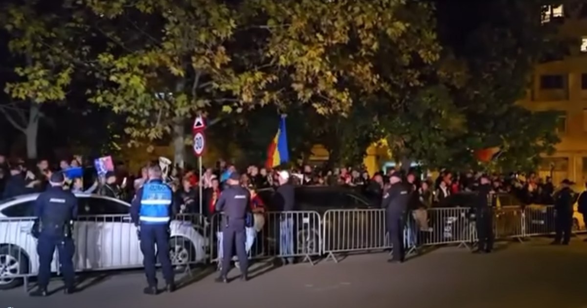 Aproape 2.000 de susținători ai lui Călin Georgescu protestează în fața Arestului Central din București