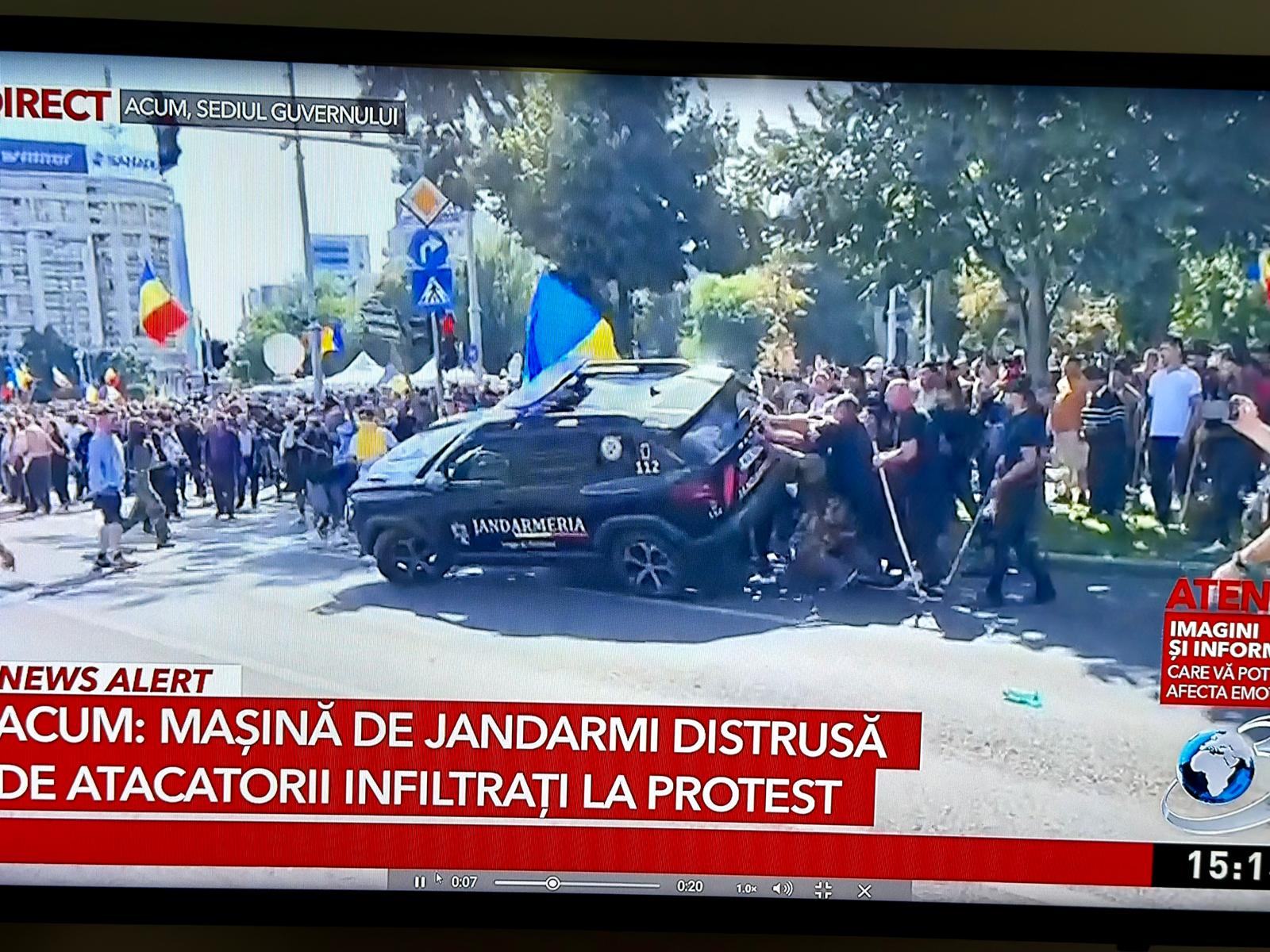 Clăcați în Piața Victoriei: Protestatarii au rupt cordonul jandarmilor și au distrus un vehicul de serviciu