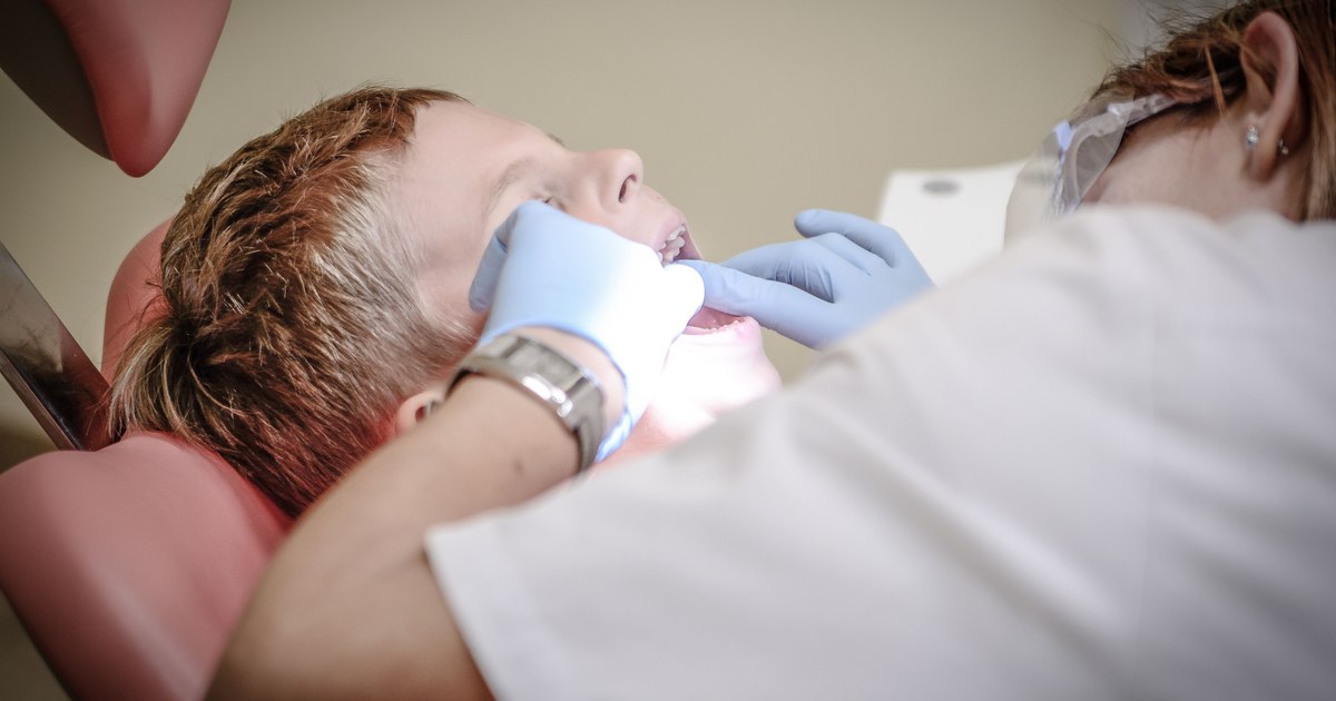 Românii ajung prea târziu la stomatolog: lipsa prevenției și costurile afectează sănătatea orală