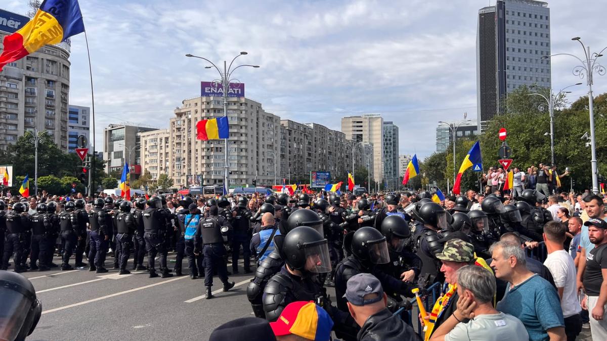 Violențe la protestul fermierilor din Piața Victoriei: ce riscă persoanele reținute de jandarmi