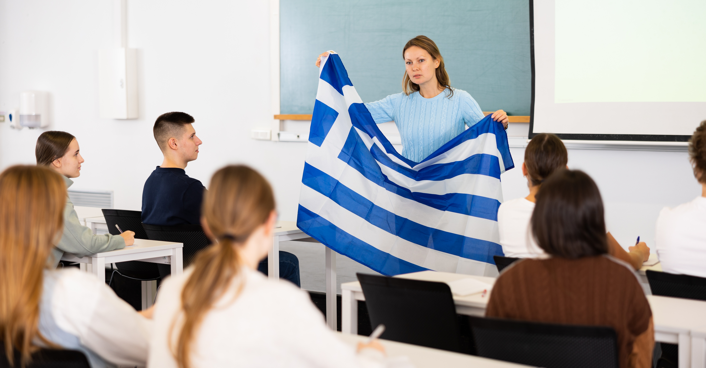 Declunul demografic afectează rețelele școlare: Grecia închide școli, România resimte presiunea
