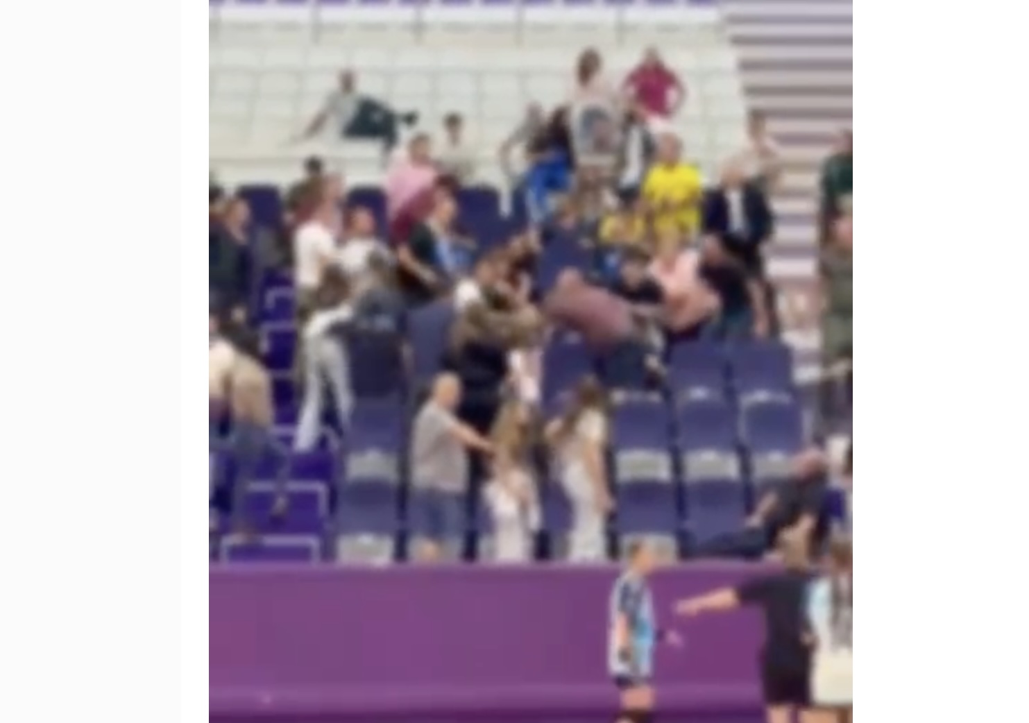 Scandal în tribunele unei săli de sport din Timișoara: părinți care se bat în timpul unui meci de handbal