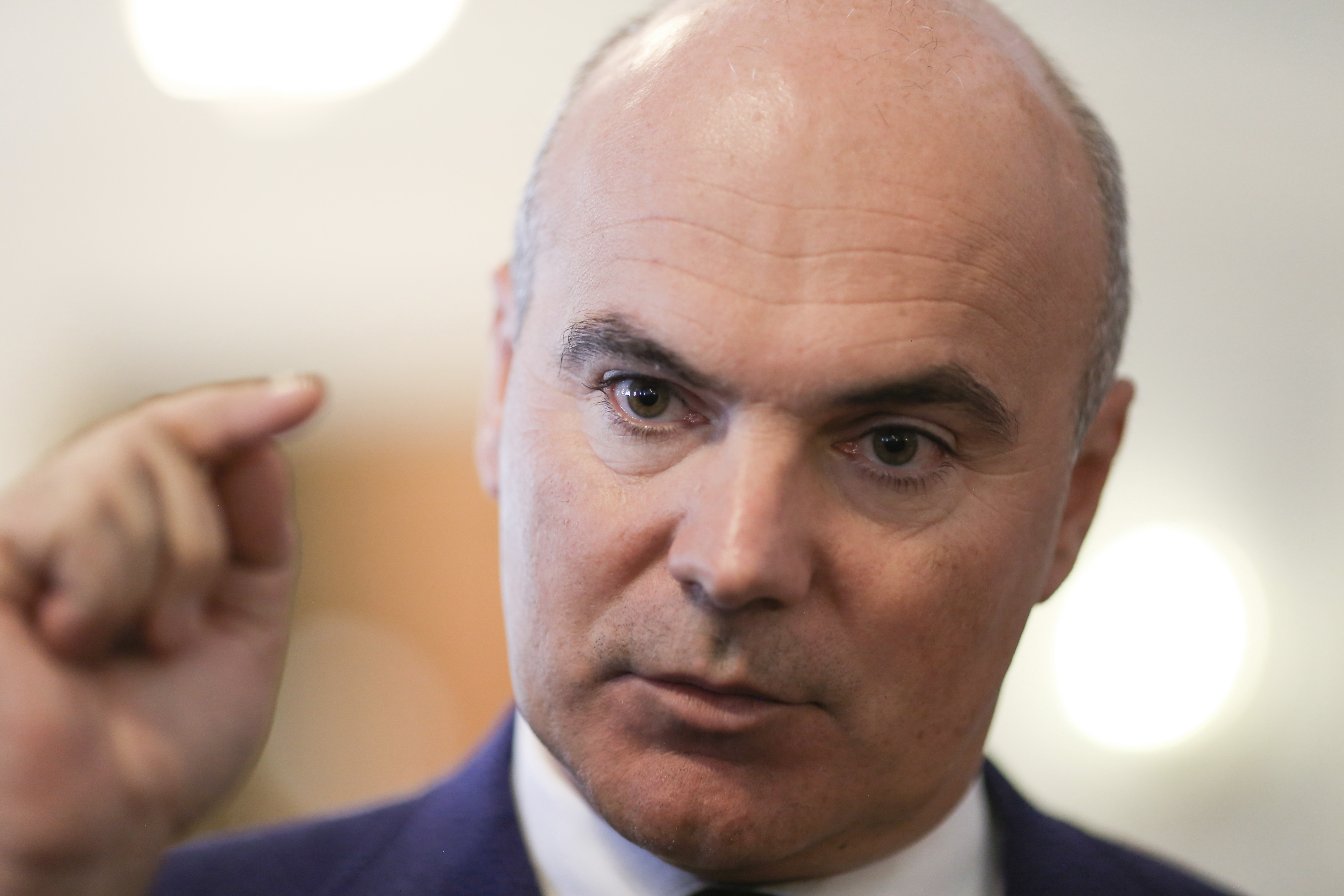Rareș Bogdan îl îndepărtează pe Ilie Bolojan de birou: Îndemnul de a discuta cu fermierii și ciobanii din Piața Victoriei