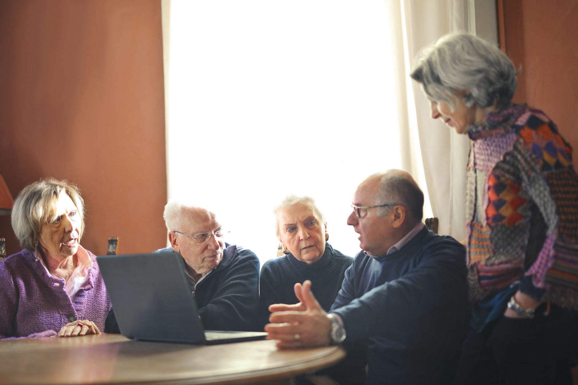 Pensionarii vor primi sume suplimentare în luna decembrie, în funcție de venituri