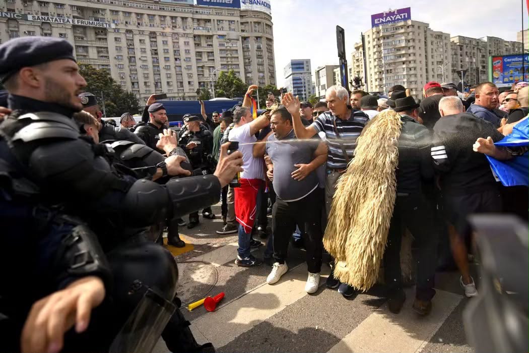 Tensiuni în Piața Victoriei: Jandarmii au folosit gaze lacrimogene în confruntarea cu protestatarii