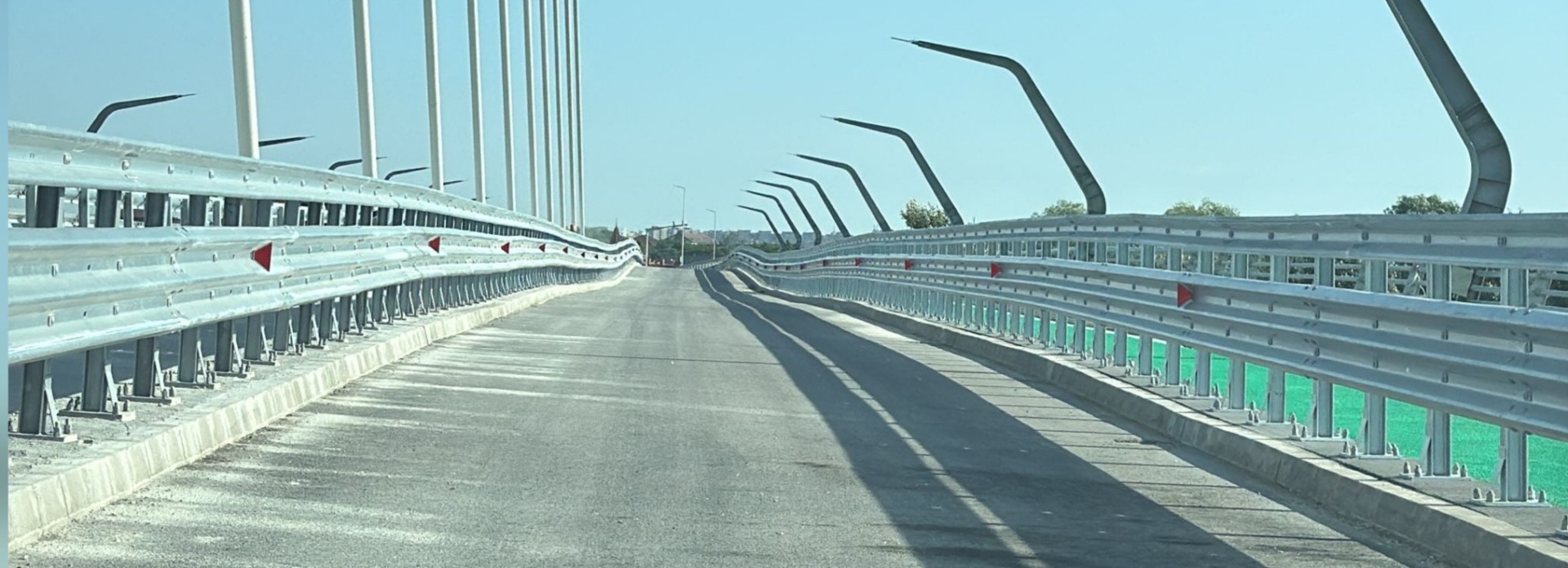 Podul hobanat din Arad intră în reparații după ce materialul de pe trotuare s-a desprins