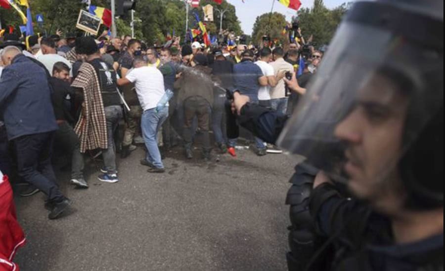 Protestul fermierilor din Piața Victoriei a degenerat în violențe și blocaje de trafic în Capitală