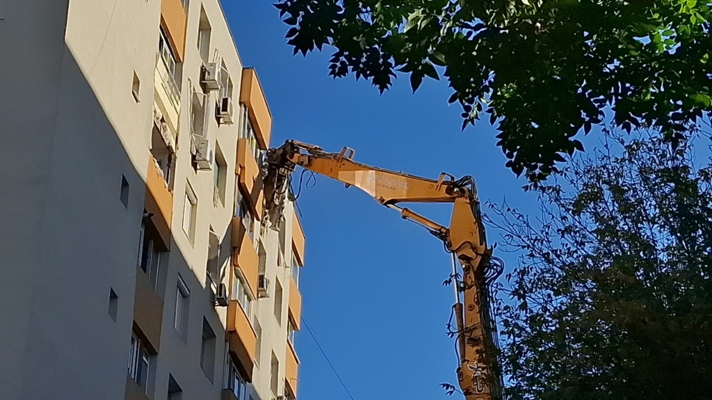 Revoltă în Rahova: proprietarii nu își pot recupera bunurile în timpul demolării blocului distrus de explozie