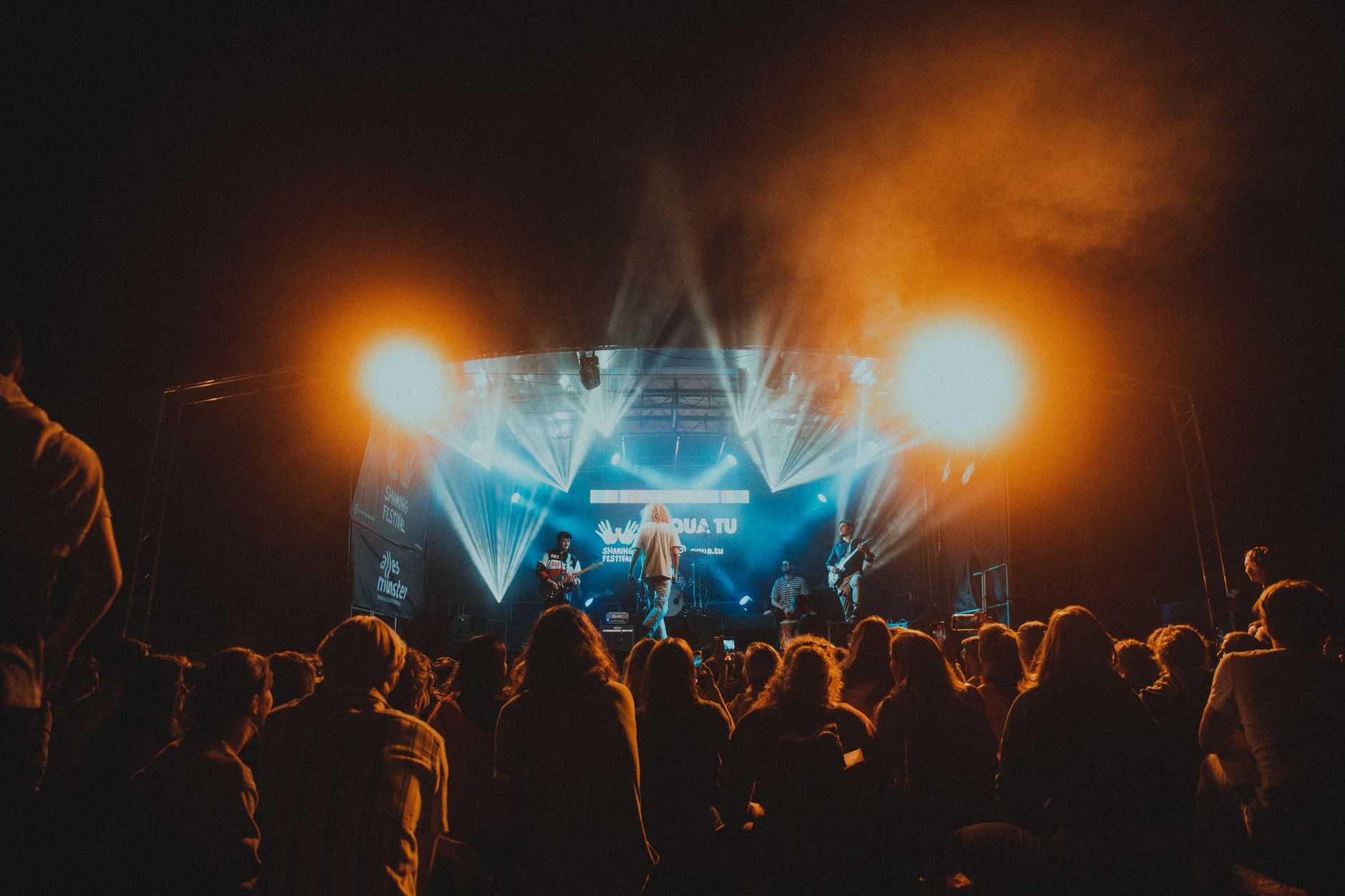 Theo Rose a susținut un concert pe Calea Victoriei. Detaliul care a atras atenția publicului