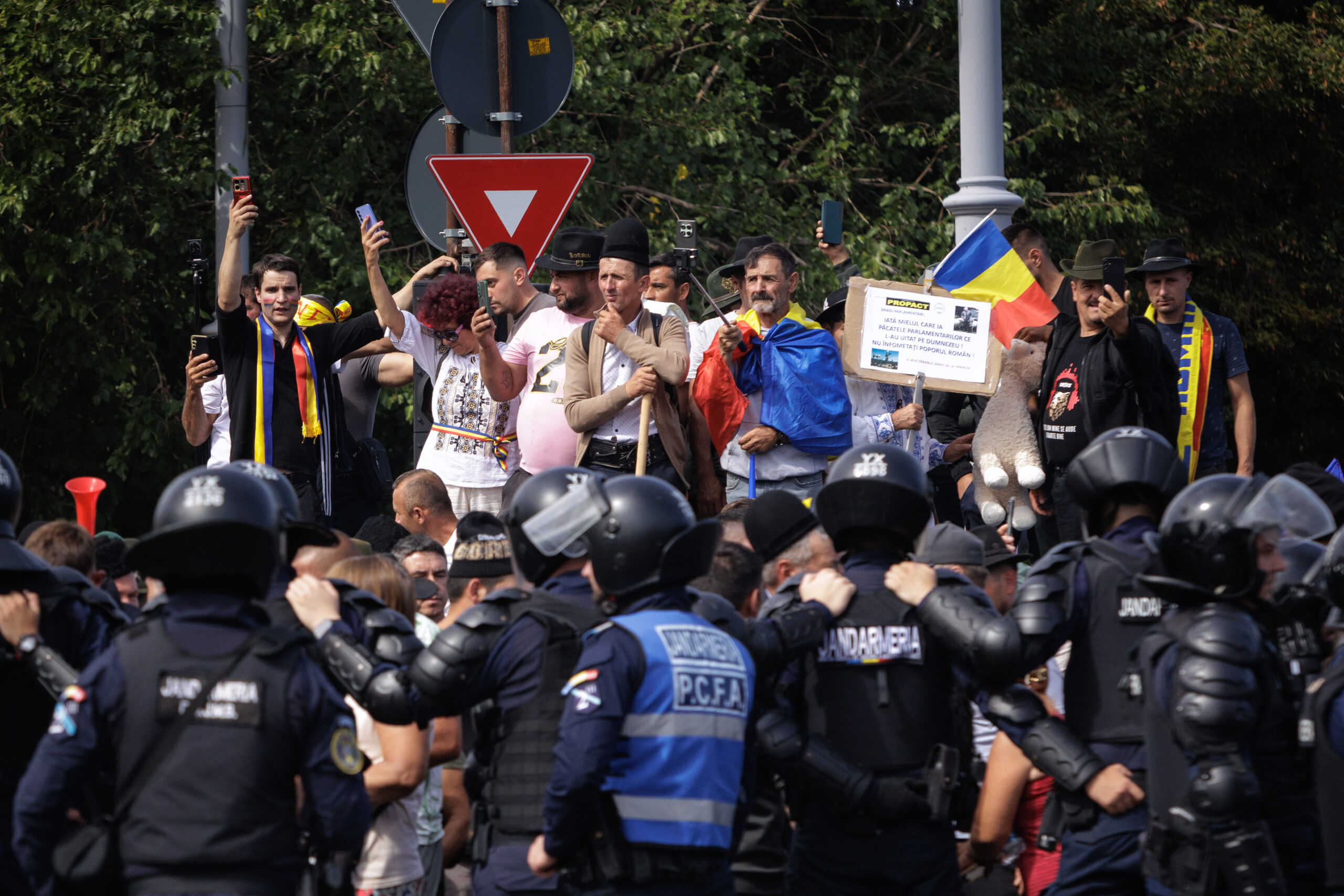 Guvernul face apel la calm după protestul violent din Piața Victoriei. Premierul Bolojan a luat act de revendicări