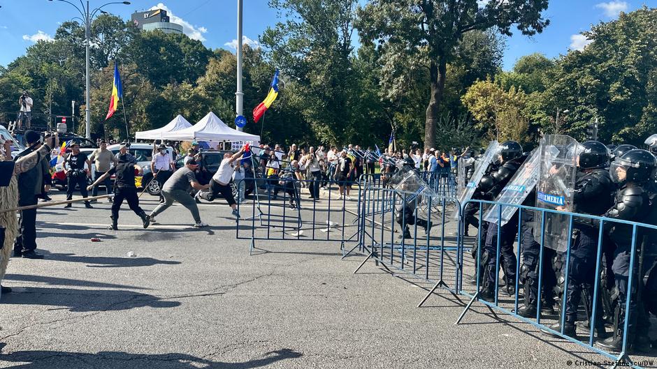 Protest violent la București: Trafic blocat și confruntări cu jandarmii