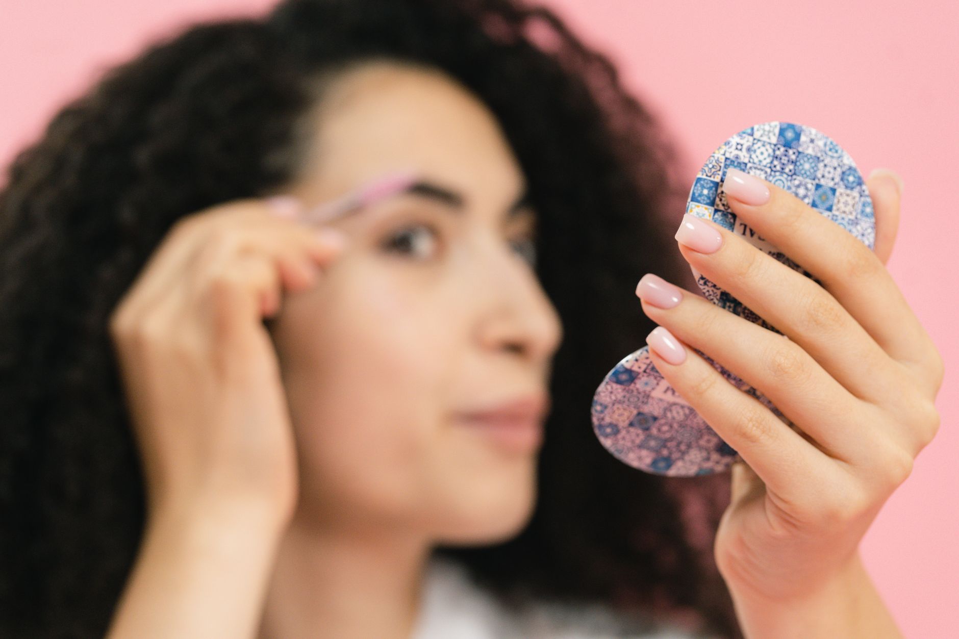 Nou trend pe TikTok pentru ameliorarea migrenelor: utilizatorii folosesc cleme de păr pe sprânceană