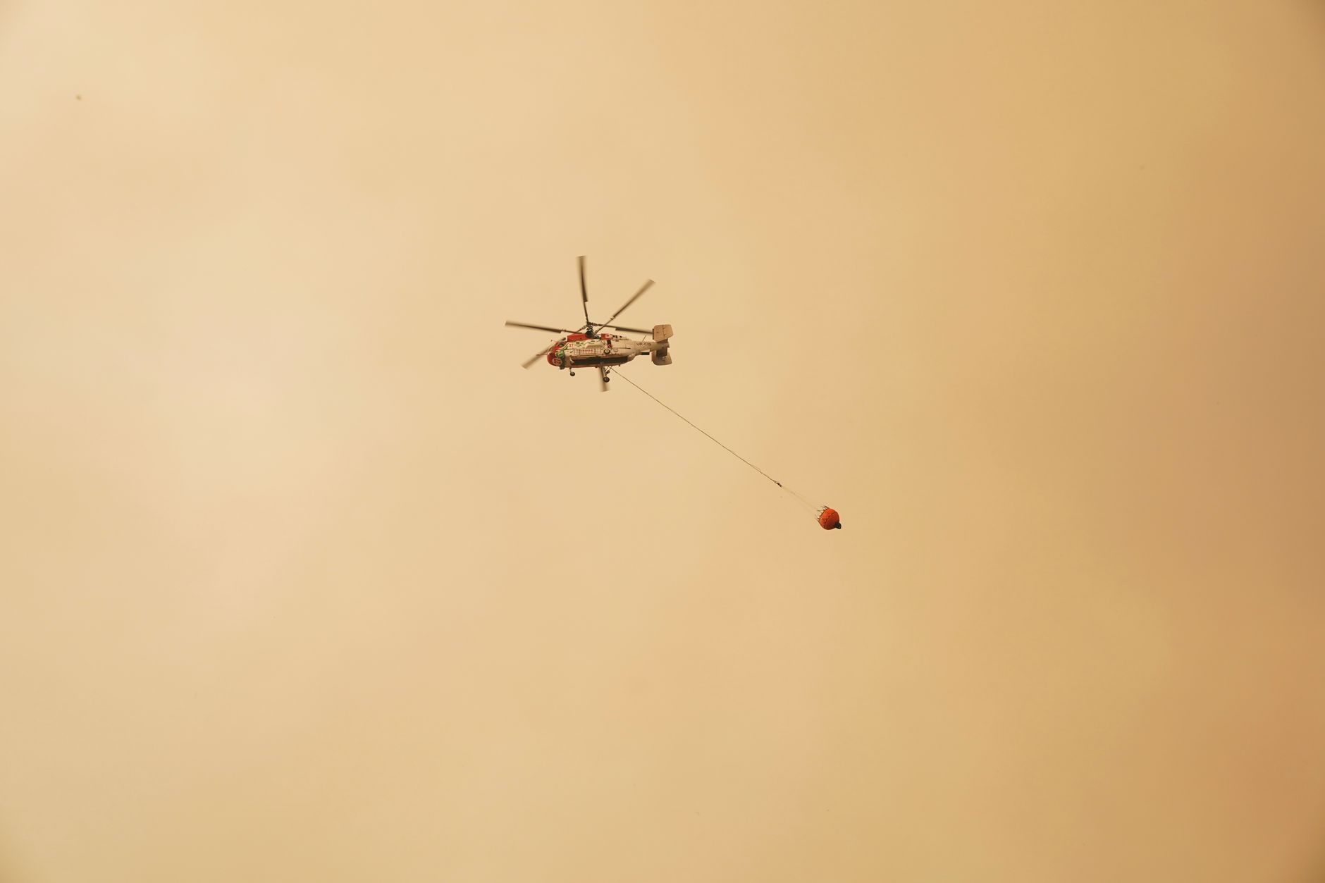 Intervenție aeriană masivă pentru stingerea unui incendiu de vegetație în zona Parcului Național Domogled – Valea Cernei