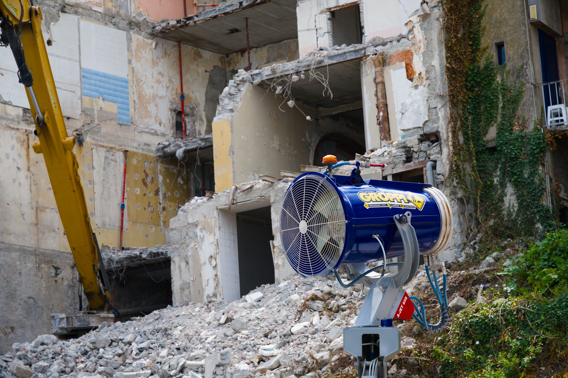 Măsuri de protecție pentru Liceul Dimitrie Bolintineanu în timpul demolării blocului din Rahova