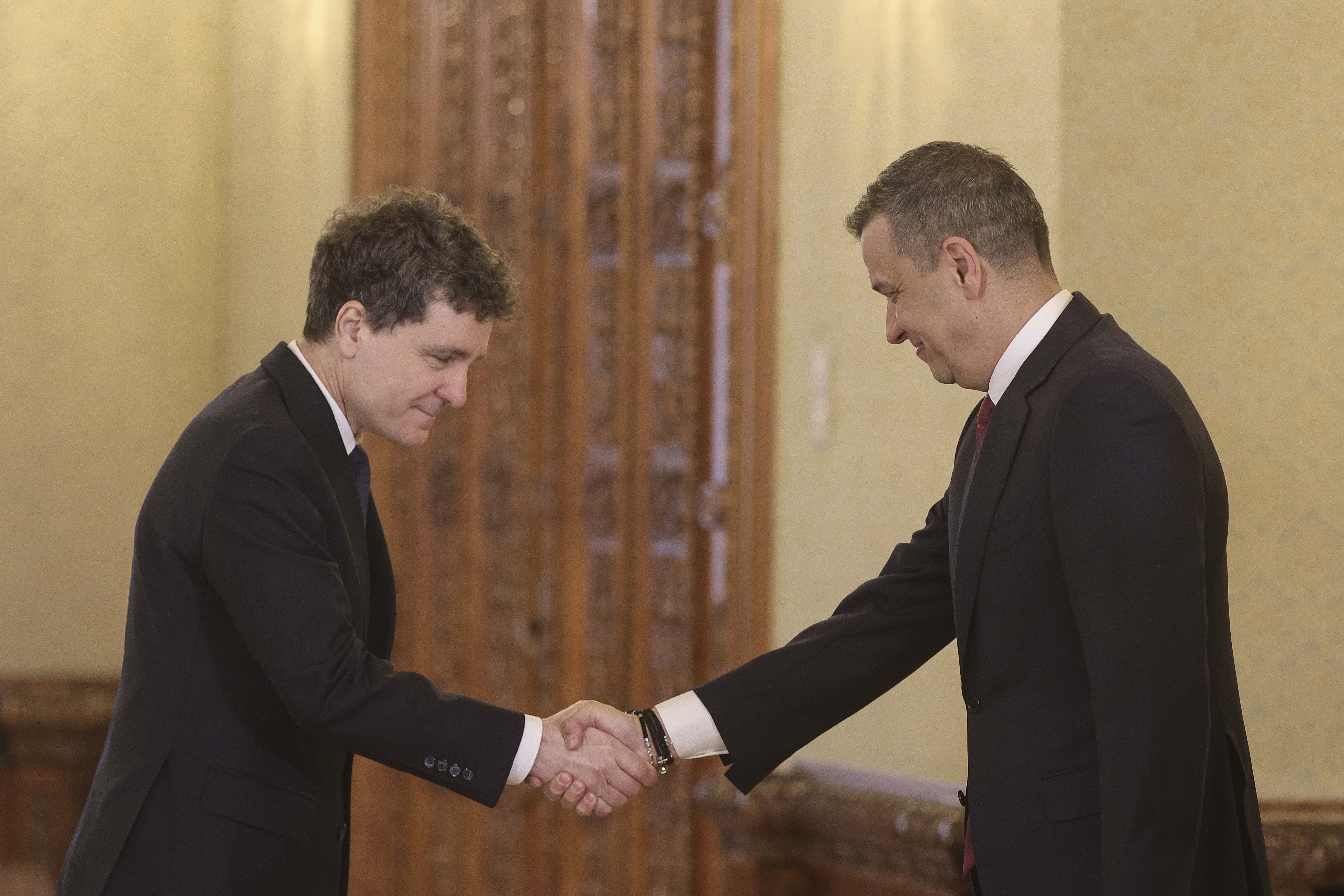 Consultările pentru desemnarea noului premier sunt amânate de Nicușor Dan