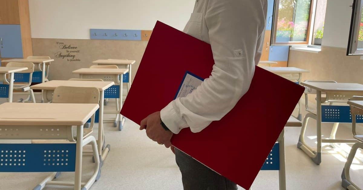 Un profesor de engleză din Brașov este investigat pentru mesaje cu tentă sexuală trimise unui elev