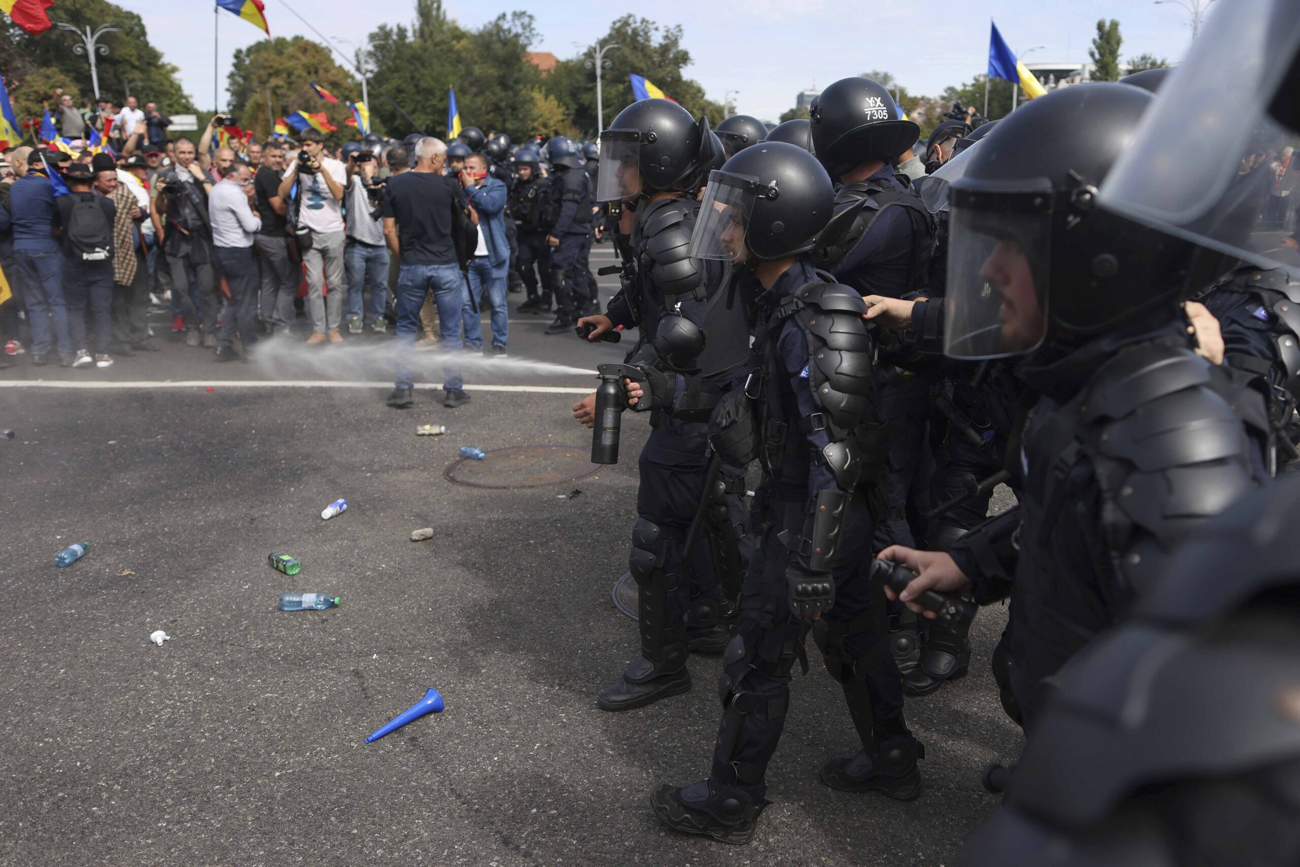 Reacții politice după confruntările violente din Piața Victoriei: Apeluri pentru calm și dialog