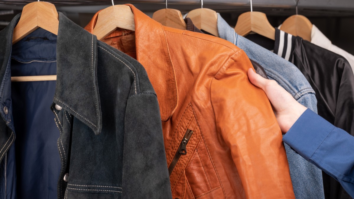 Un tânăr a renunțat la jobul de marketing pentru a vinde haine second-hand și câștigă 12.000 de euro pe lună