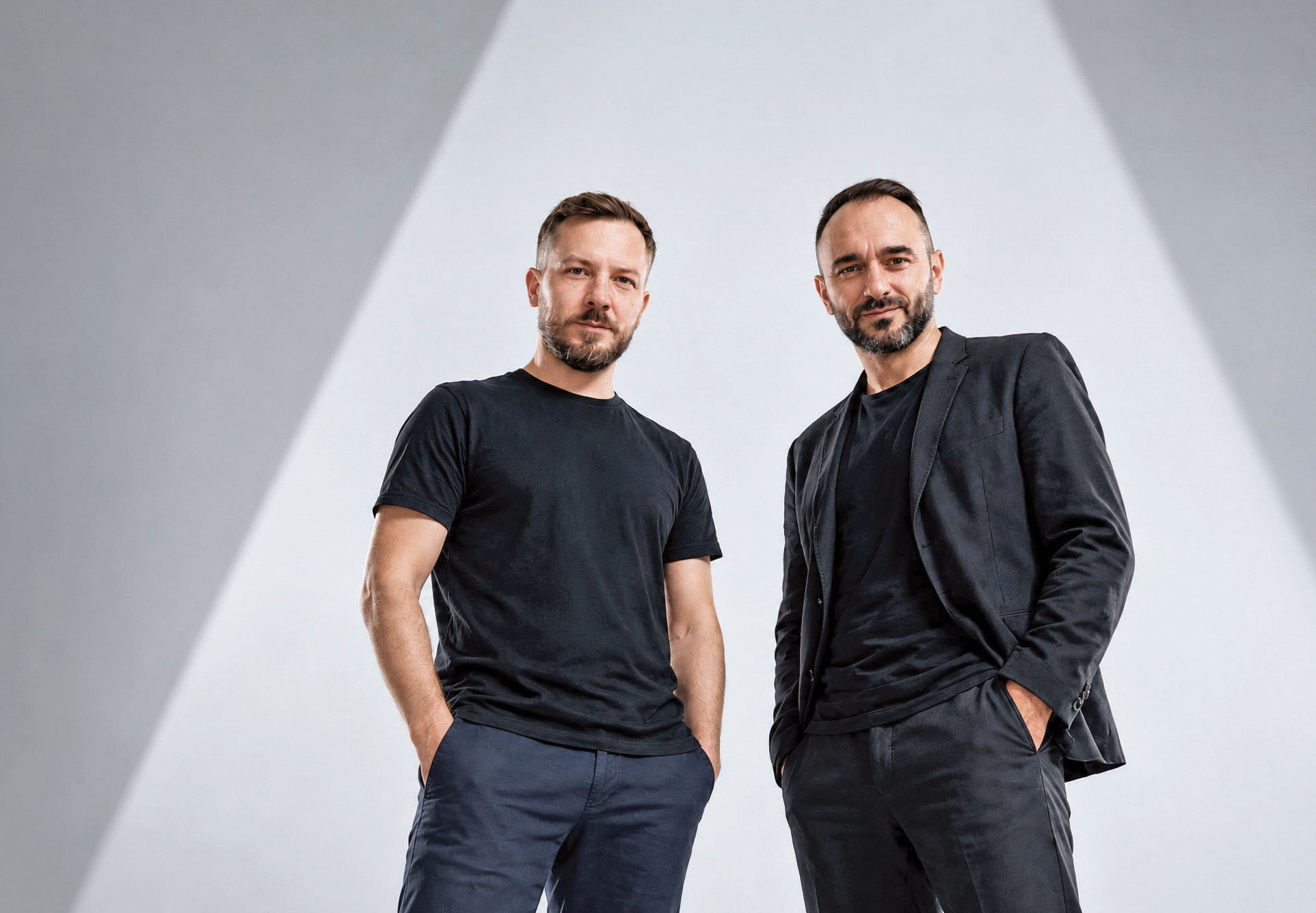 Cei doi români care își construiesc un business de tehnologie noaptea, după programul de angajați
