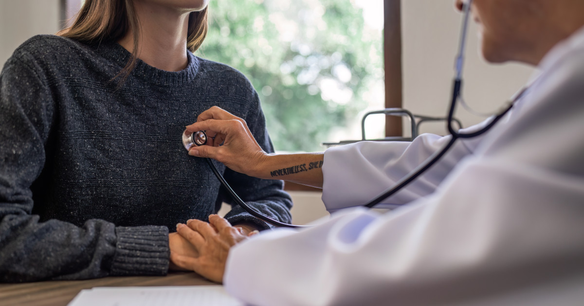Atenție la bătăile neregulate ale inimii: simptomele care indică nevoia de consult cardiologic