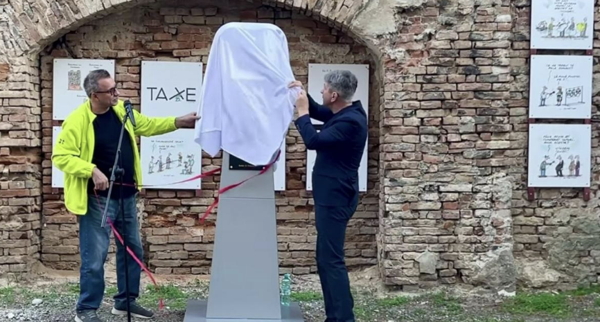 Nouă sculptură metalică la Brăila: a fost inaugurat un „monument al prostiei” în fața Muzeului Umorului
