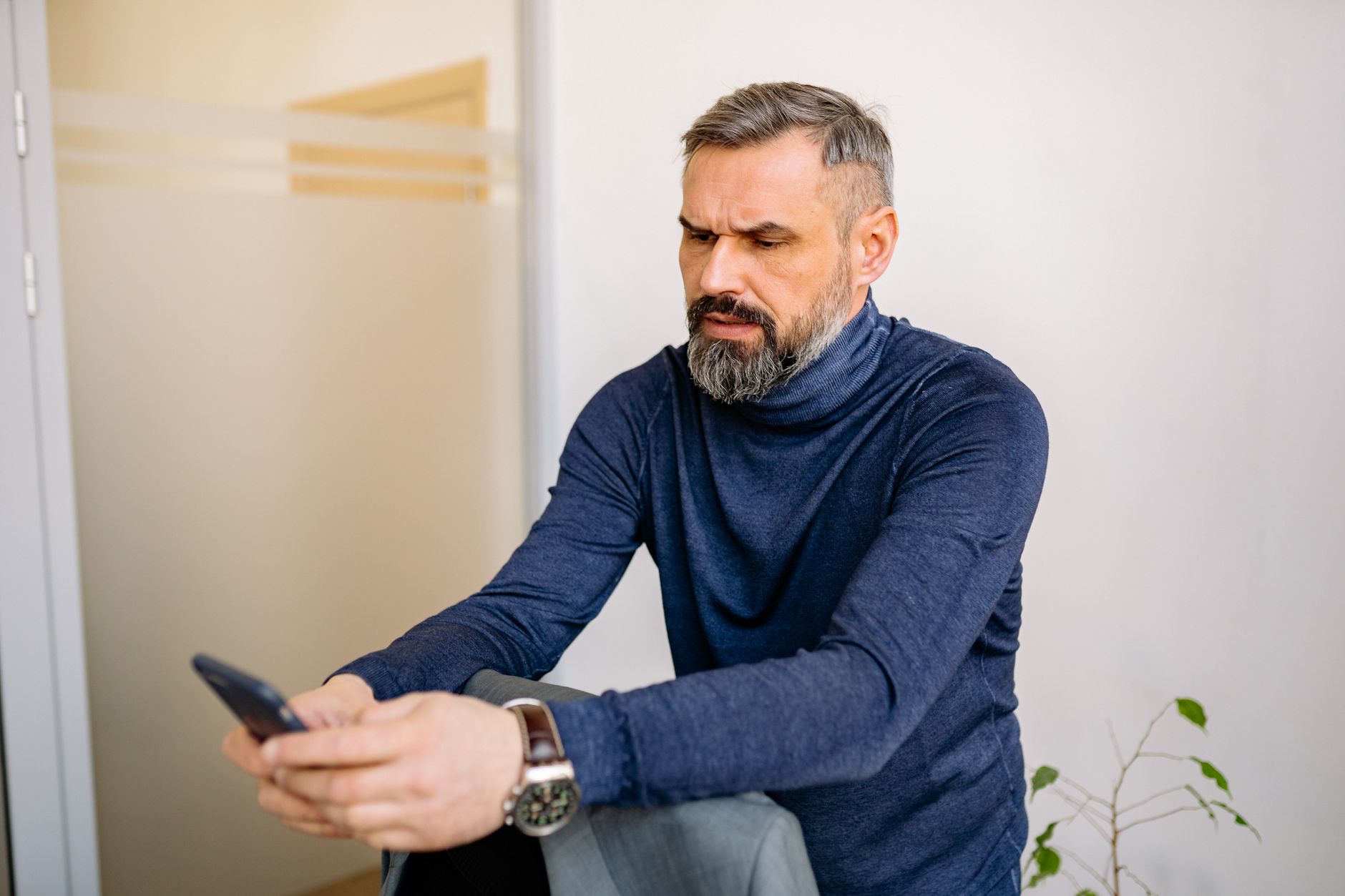 Recomandări de la un neurochirurg pentru combaterea durerilor de gât cauzate de utilizarea tehnologiei