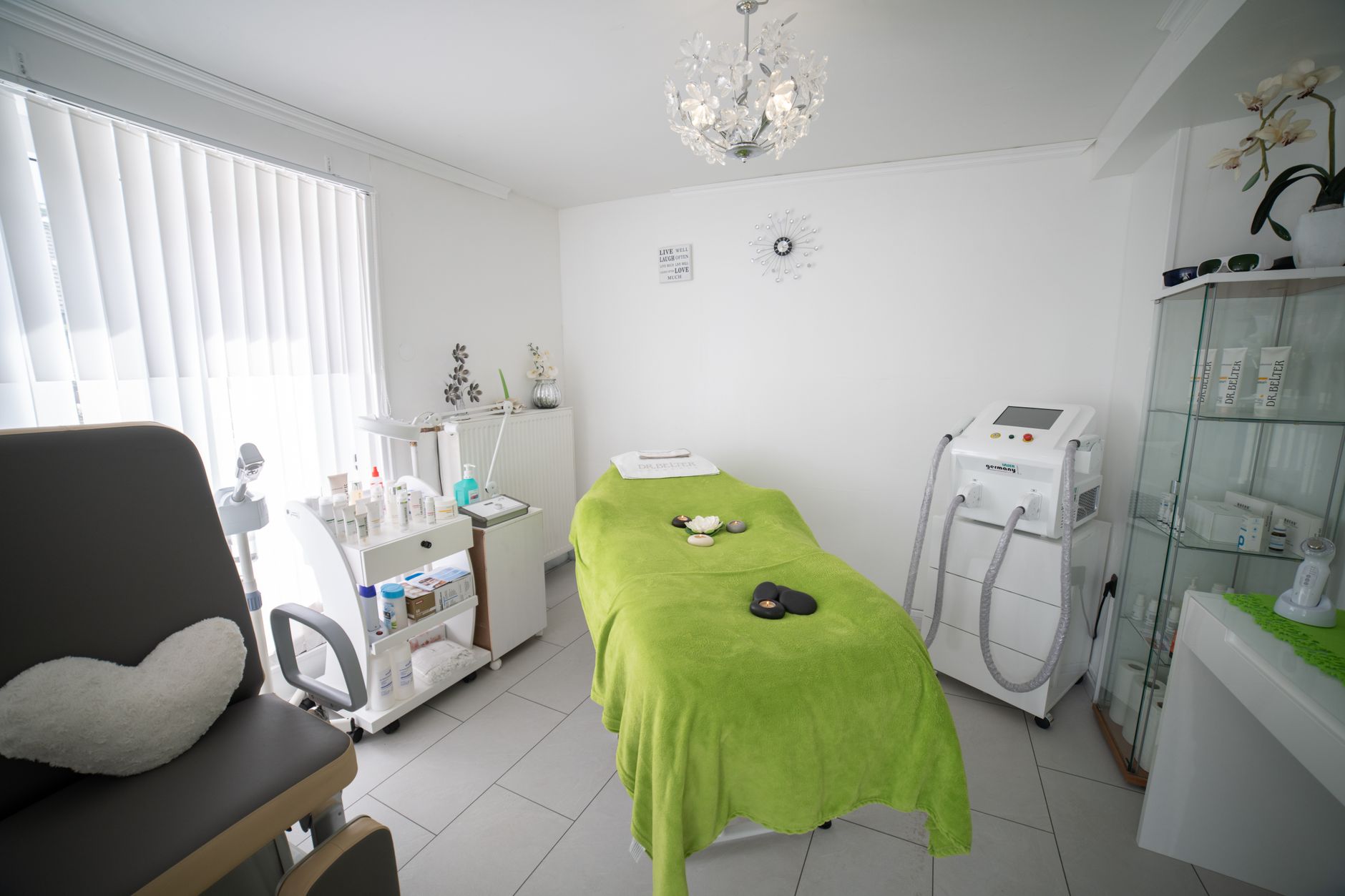 O femeie a efectuat intervenții estetice fără drept într-un salon de tatuaje din Constanța