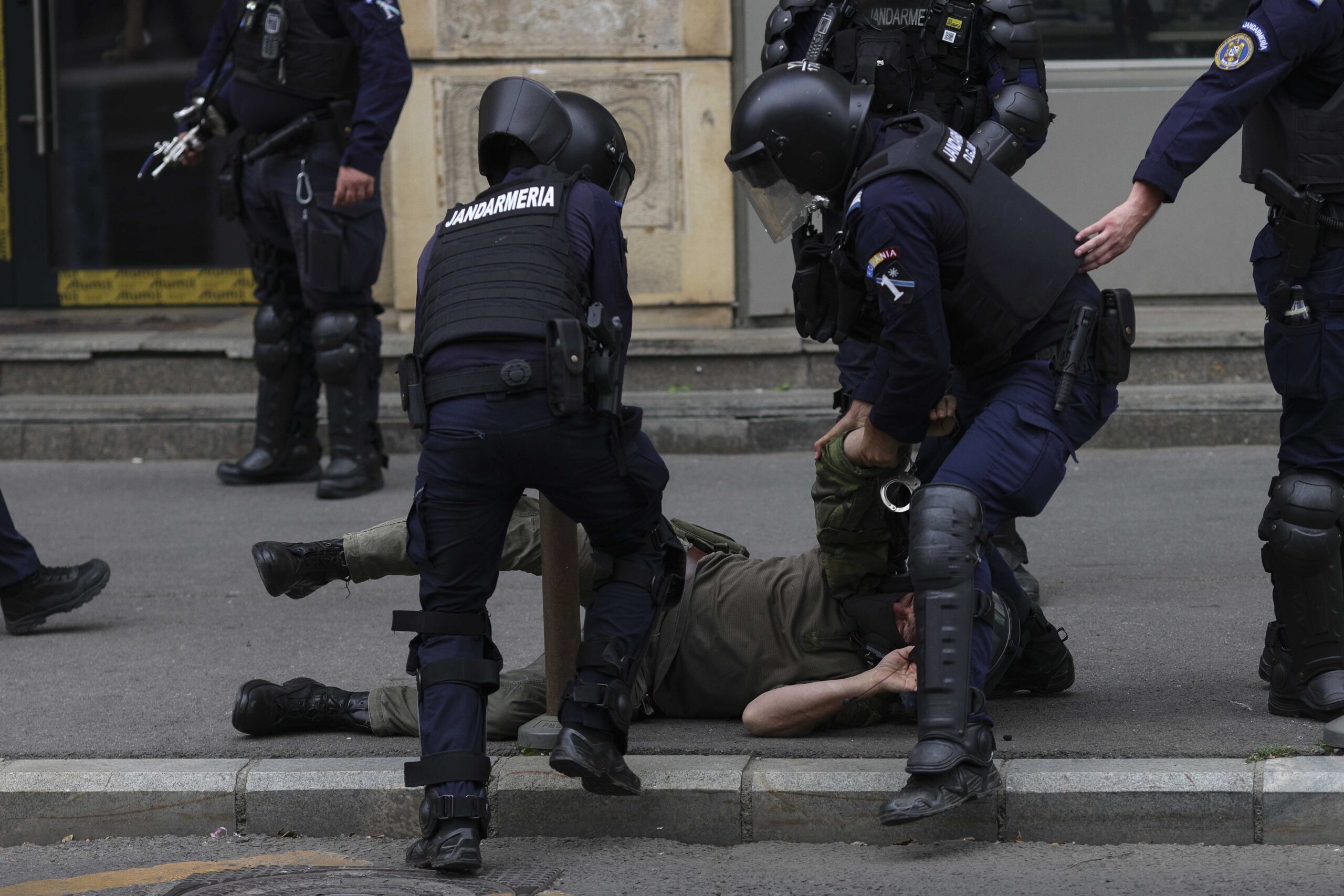 Violențe în Piața Victoriei: 47 de persoane duse la audieri și un bărbat reținut cu un cuțit