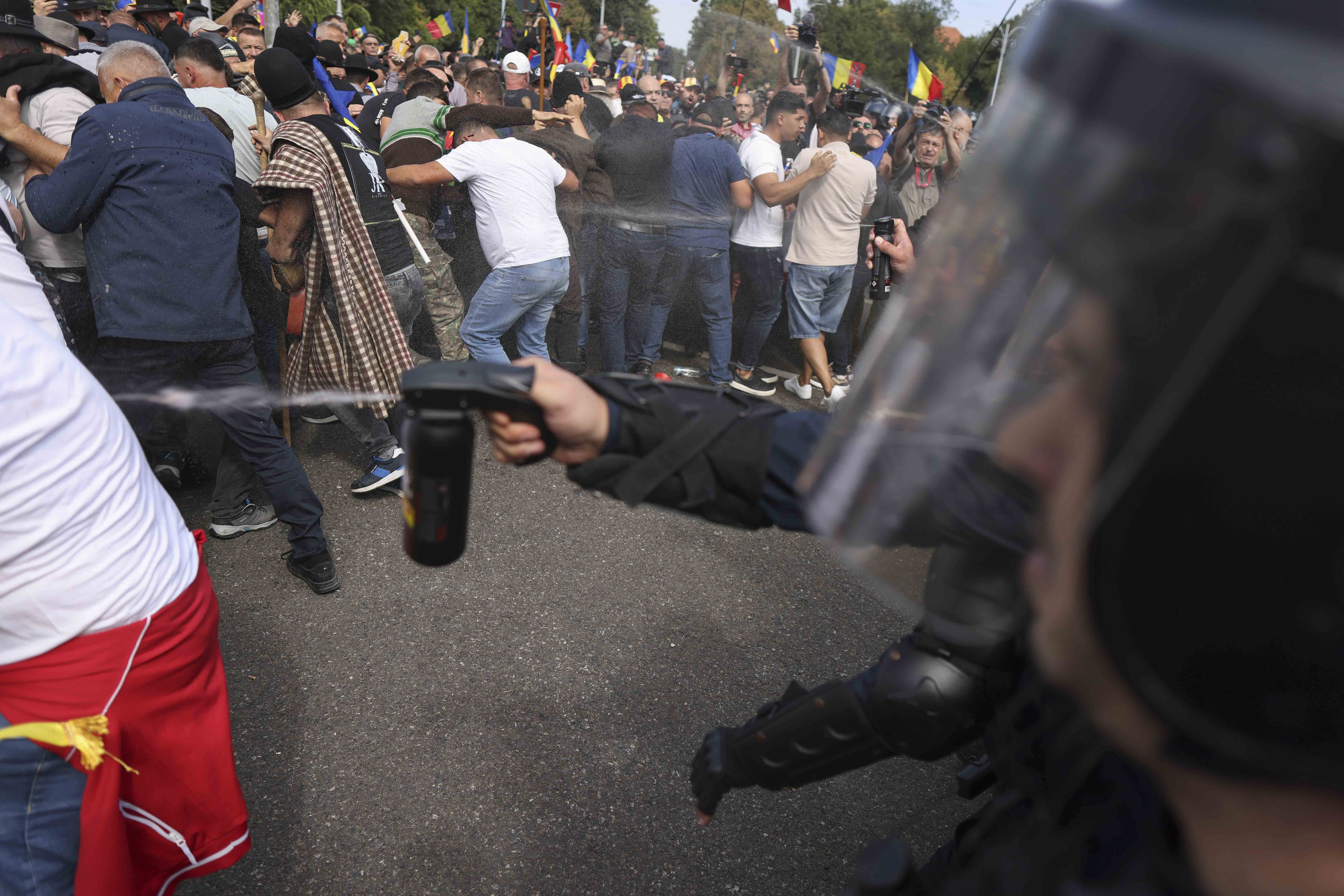 Dosarul protestului din Piața Victoriei: Percheziții la 21 de adrese și mandate pentru 21 de suspecte