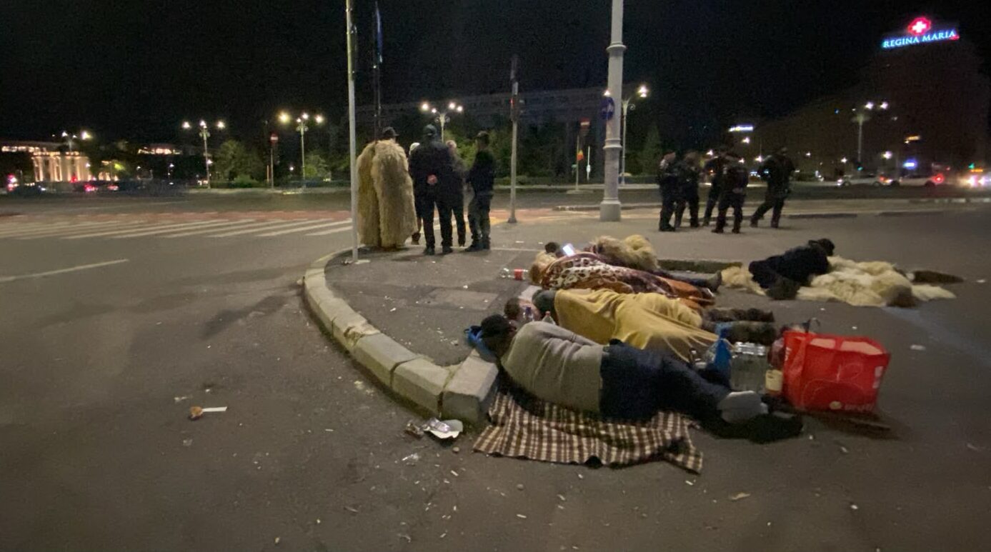 Oieri care au ales să doarmă în fața Guvernului după protestele violente din Piața Victoriei