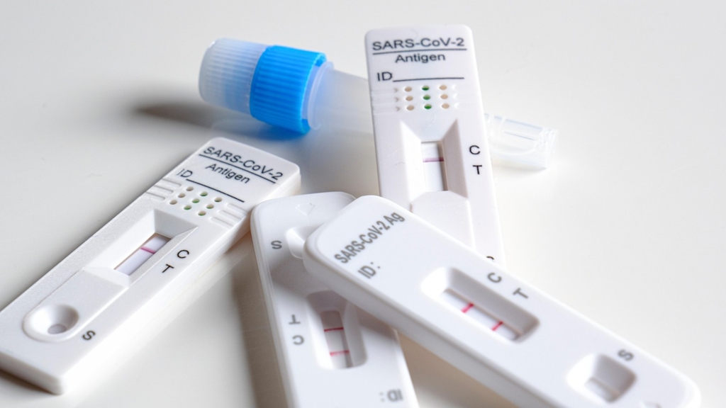 Noua variantă de coronavirus, XFG, se răspândește în Europa: simptomele și evoluția cazurilor